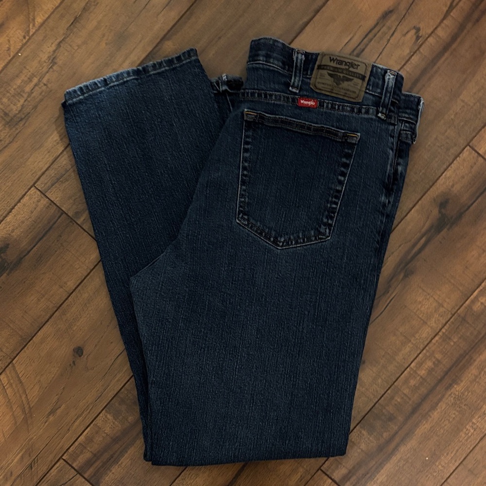Wrangler Men's Relaxed Fit  Blue Jeans Great Shape.
